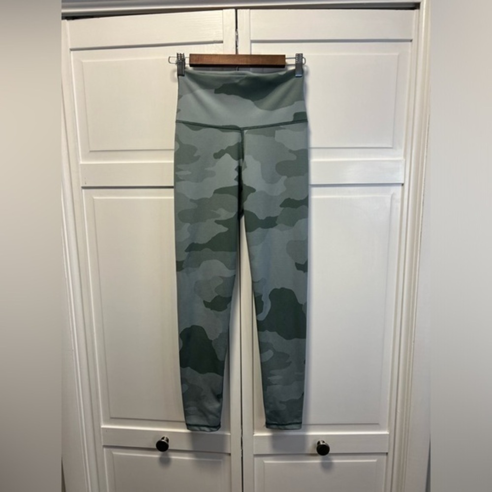 Aerie Chil Play Move leggings Size Women’s Medium Long Color Green Camo